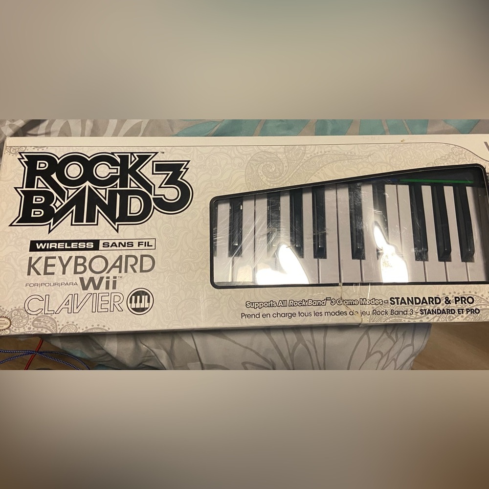 ROCK BAND 3 Wireless Keyboard  Controller Wii Mad Catz Harmonix